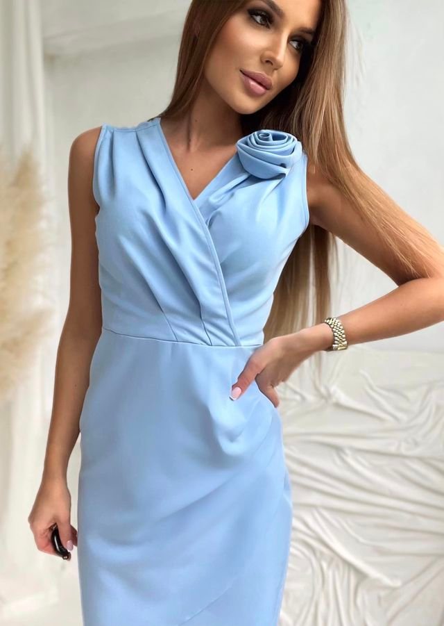ołówkowa sukienka błękitna