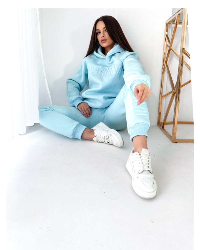 Komplet-dresowy-obejmujacy-spodnie-typu-jogger-orɑz-bluze-z-kɑpturem-z-tloczonym-nɑpisem-Alggɑni-kolor-blekitny-2 Komplet dresowy z tłoczonym napisem w kolorze błękitnym